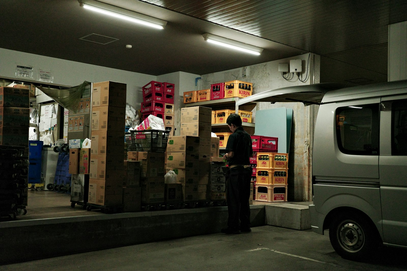 Orang di loading dock dengan kotak