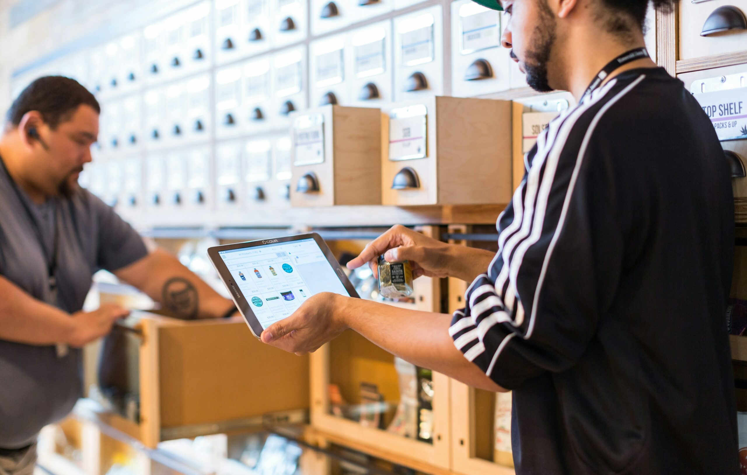 Cek stok dengan tablet di toko